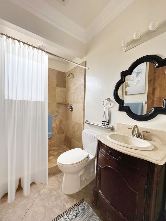 Building Photo - Gorgeous 3 Bed / 2 Bath Duplex in the Vill...