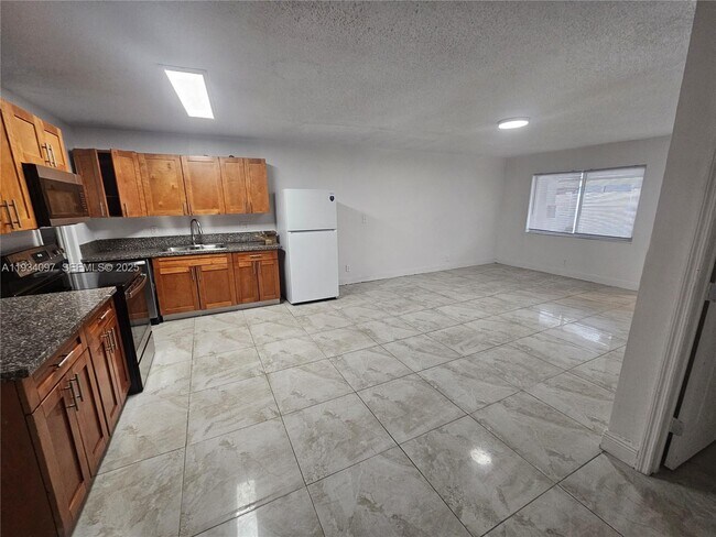 Building Photo - 5615 NW 27th Ct