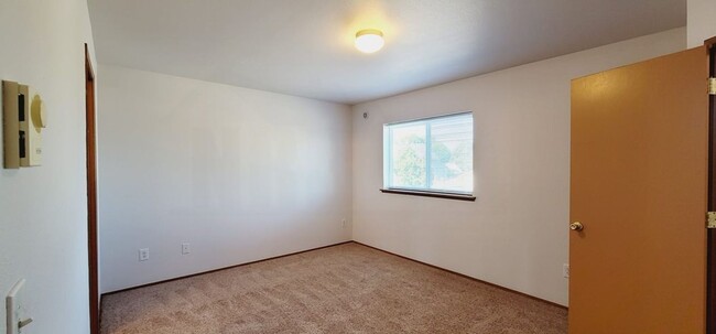 Building Photo - Newly Updated Townhouse in Tacoma! $500.00...