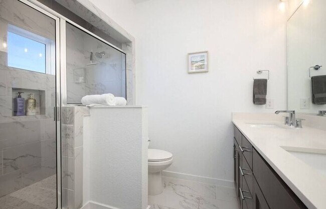 Building Photo - Location, Style, Fully Furnished