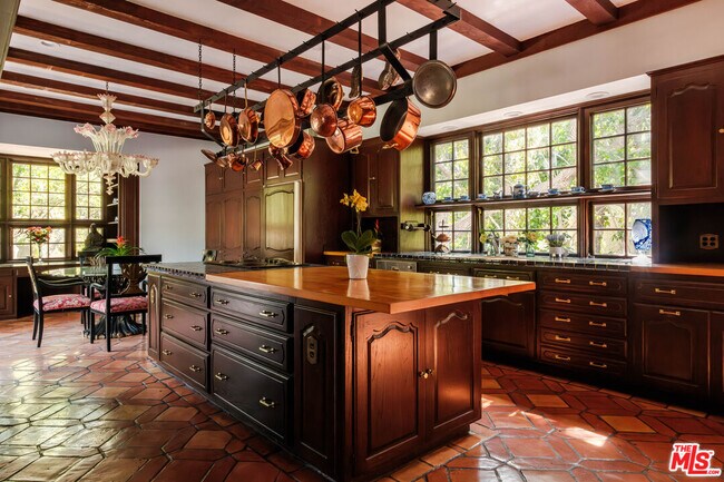 Building Photo - 1004 N Beverly Dr