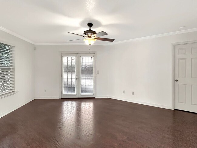 Building Photo - Spacious 5-Bedroom Retreat with Oversized ...
