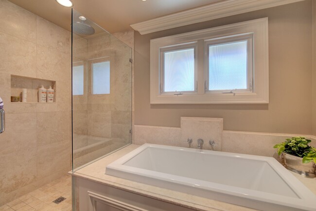 Building Photo - 5bd/4ba Medina Home