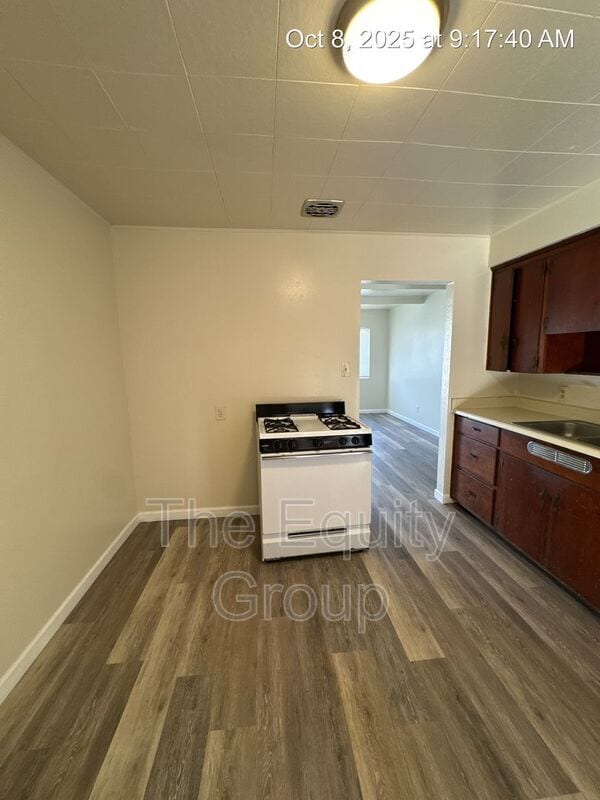 Building Photo - 514 E Cypress Ave