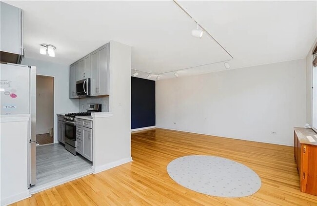 Building Photo - 350 Richmond Ter