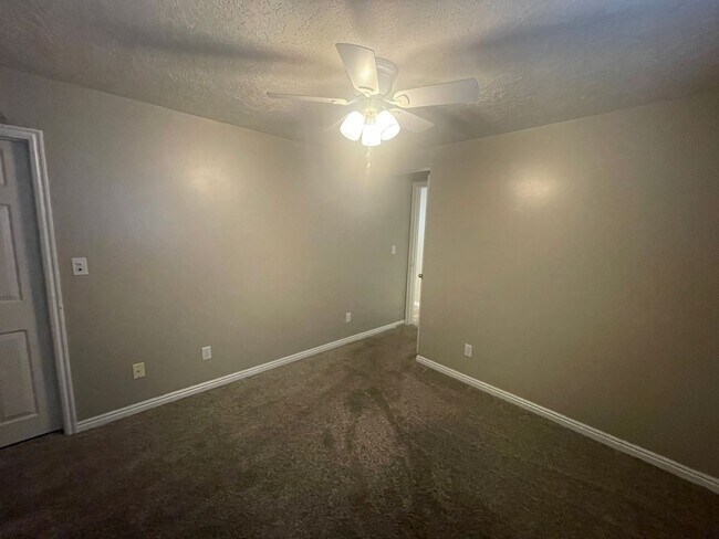 Building Photo - 550 E 250 N