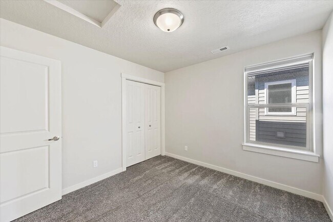 Building Photo - Meridian Spacious Retreat with Neighborhoo...