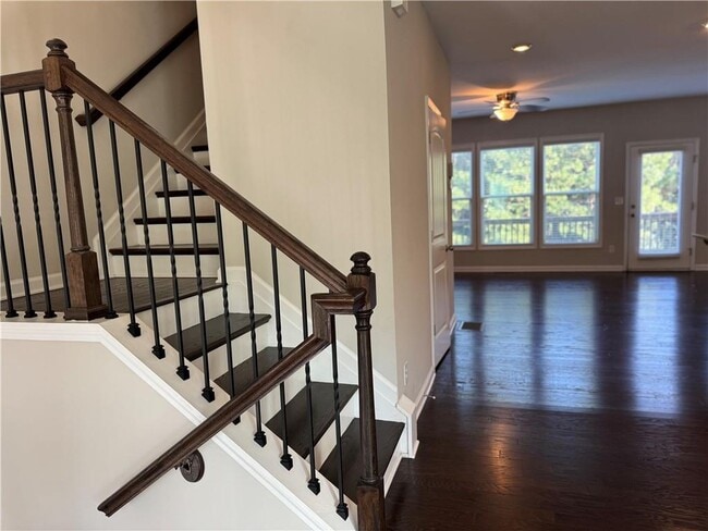 Building Photo - 651 Sunset Park Dr