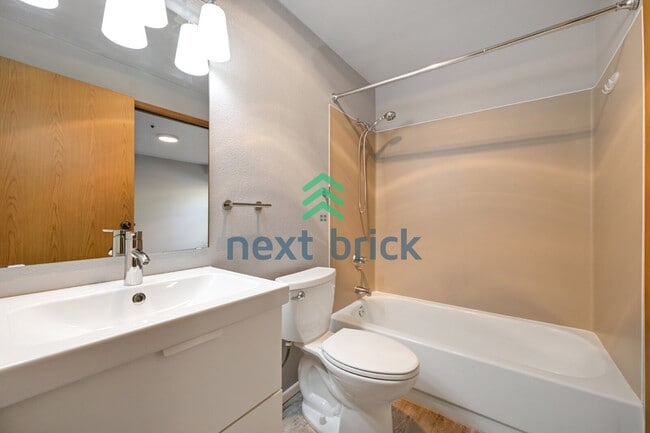 Building Photo - 2 Bedroom, 2 Bathroom Condominium Available for Rent