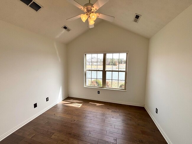 Building Photo - 433 Deer Lake Pl