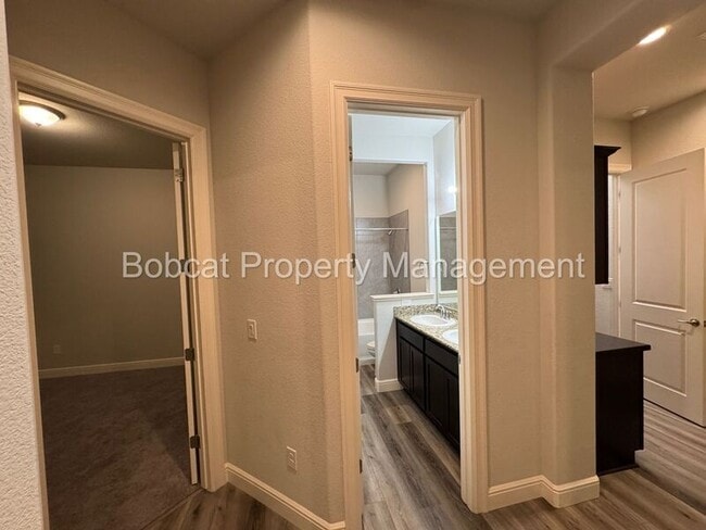 Building Photo - 925 Cranfield Ct