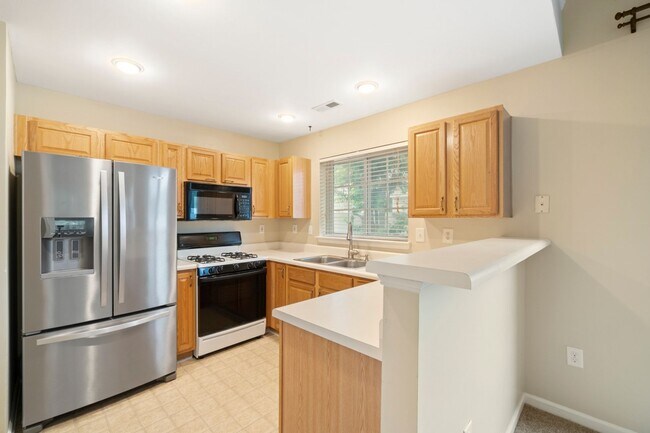 Building Photo - Located in Highland Creek