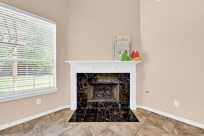 Building Photo - 130 S Vershire Cir
