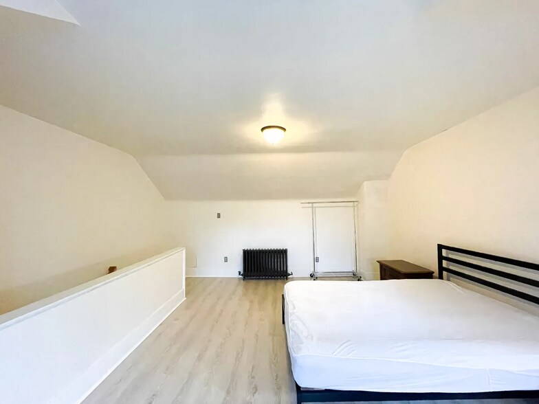 Building Photo - 1041 Mirror St