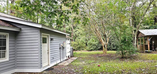 Building Photo - Charming 3-Bedroom Home on Spacious ¾ Acre...