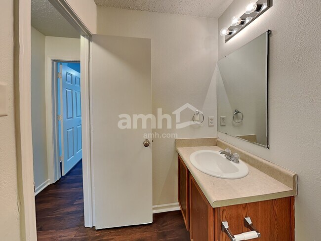 Building Photo - 527 Bourneside Dr