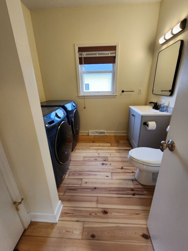 Building Photo - Modern 2 Bedroom Home For Rent