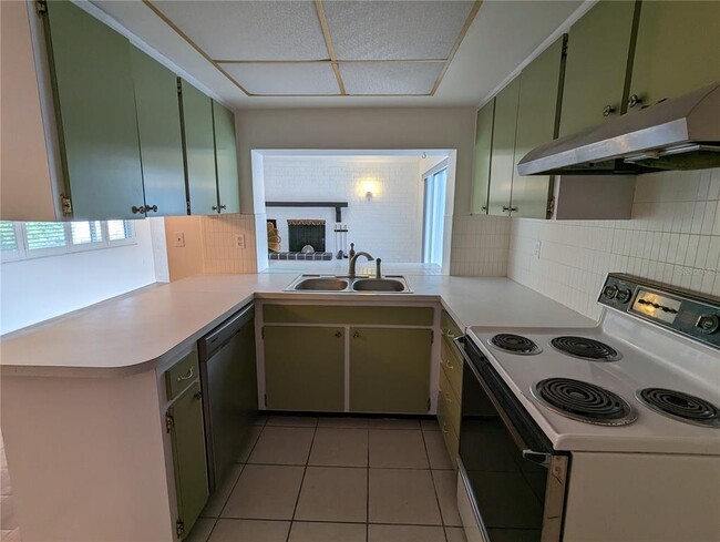 Building Photo - 4233 Hillsdale Dr