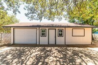 Building Photo - 124 E Castlebriar Dr