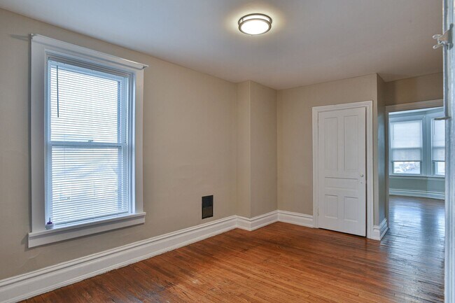 Building Photo - Large 5 Bedroom on Peffer