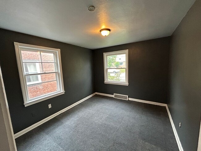 Building Photo - Beautiful 3 bedroom in Maple Hts