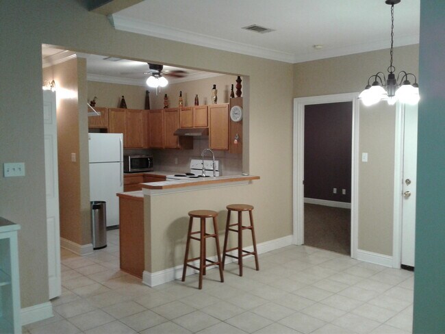 Building Photo - 710 E Boyd Dr