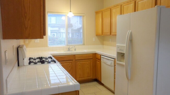 Building Photo - Charming 2 Bed/2 Bath Townhouse In Redlands!