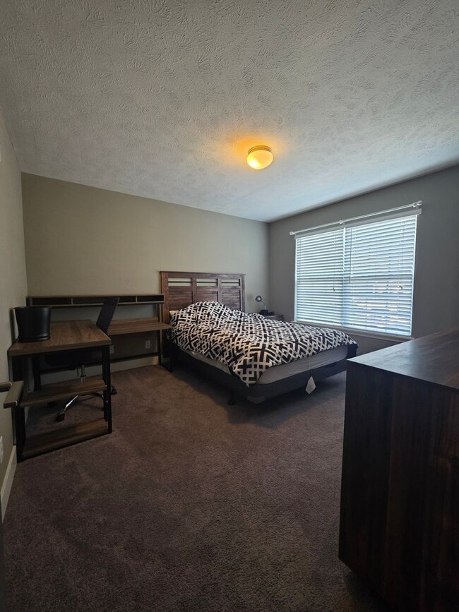 Building Photo - Executive Four Bedroom Rental w/ Office!