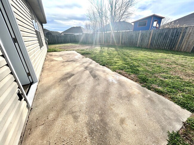 Building Photo - 3 bedroom 2 bath modern style home minutes from Centerton Main!!