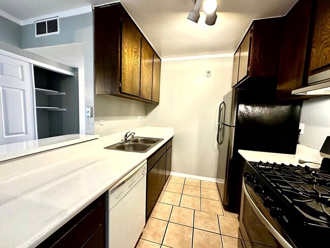 Building Photo - ***MOVE-IN SPECIAL 2 WEEKS FREE RENT***Spa...