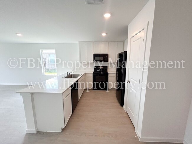 Building Photo - 644 W Criner St