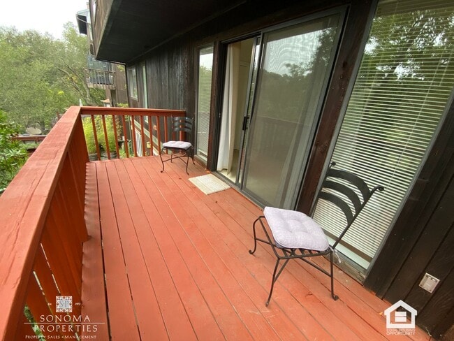 Building Photo - 3+ Bedroom / 2 Bathroom Home with Sunroom & Beautiful Views