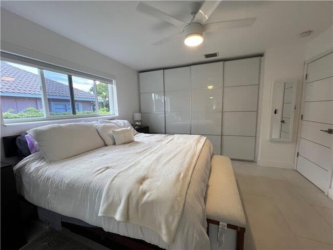 Building Photo - 1433 SE 5th Ct