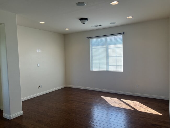Building Photo - 5210 Village Green Ln