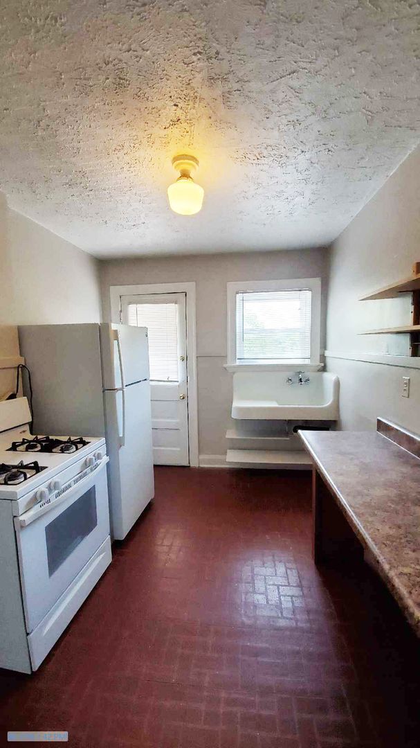 Building Photo - 415 Probasco St