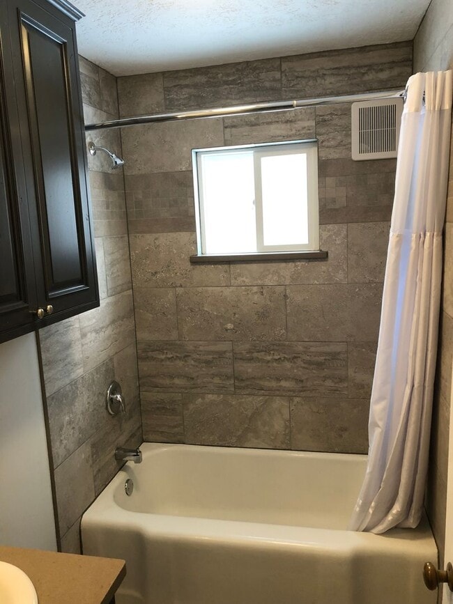 Building Photo - Newly updated 2 bedroom in excellent location!!