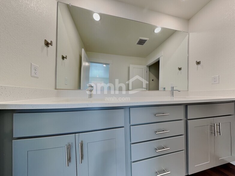 Building Photo - 3975 Ryedale Wy