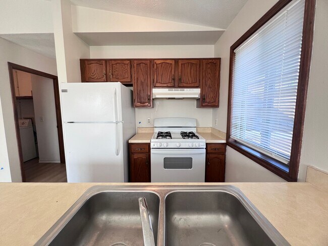 Building Photo - Spacious Two-Bedroom Duplex in Kentwood!