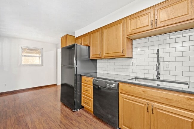 Building Photo - AVAILABLE OCT 1ST!! BEAUTIFUL 4 BEDROOM IN...