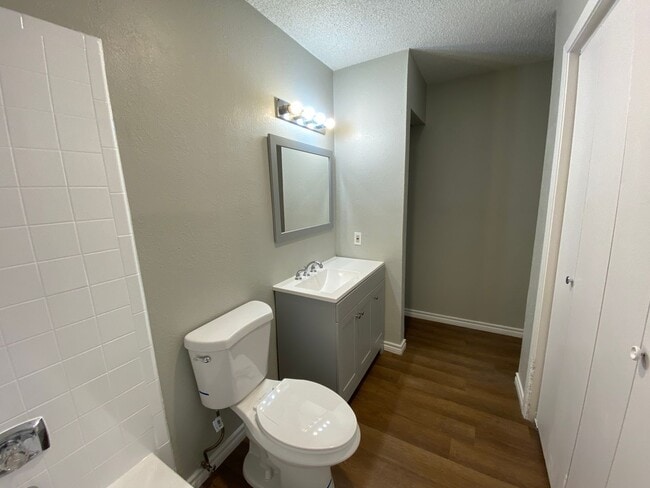 Building Photo - Charming Unit with Vaulted Ceilings & Fire...