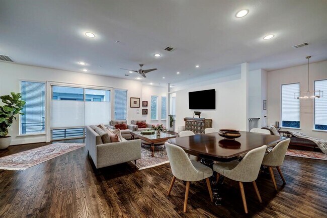 Building Photo - 2007 Brun St