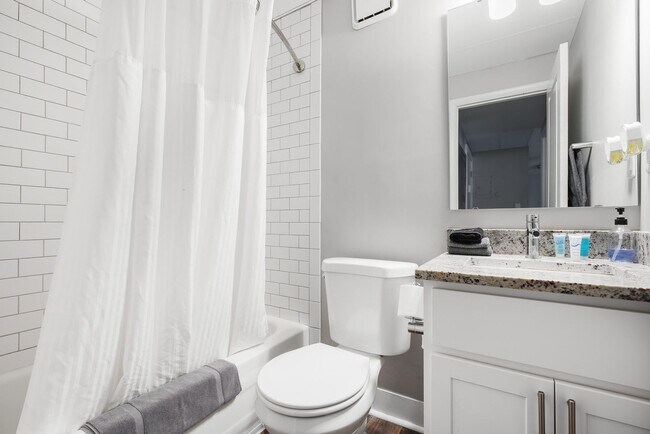 Building Photo - 615 N East St