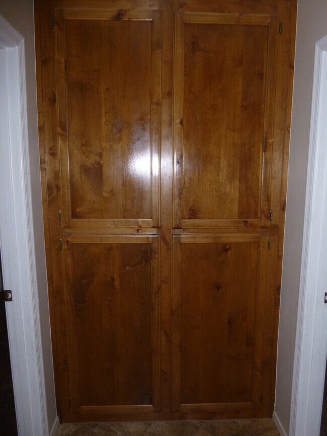 Building Photo - 4  BED, HUGE BACKYARD, 3 CAR GARAGE!