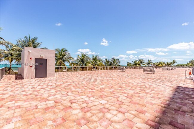 Building Photo - 6039 Collins Ave