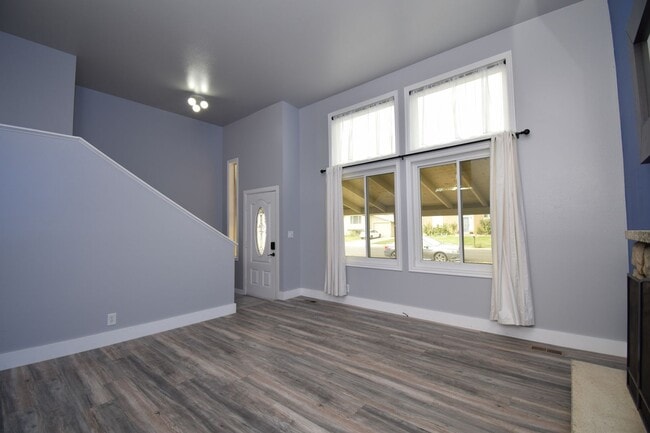 Building Photo - Comfortable Kearns 4-Bed Home with Spacious layout & Private Yard