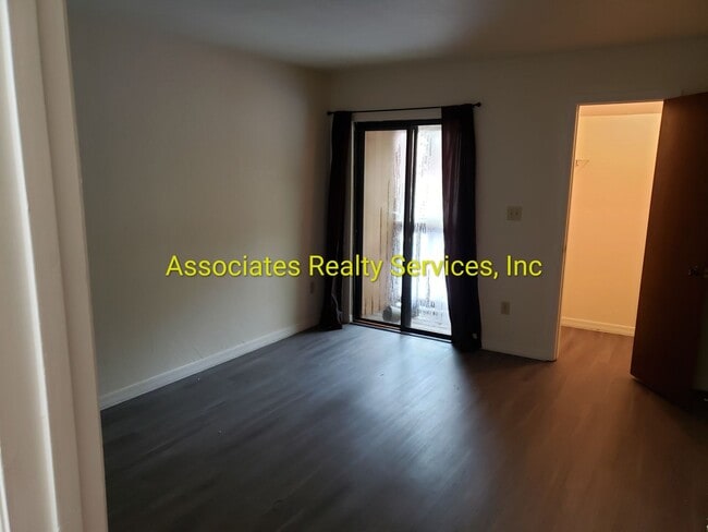 Building Photo - Creek Side Villas, 1 Bedroom featuring a FIREPLACE & DOUBLE BALCONY