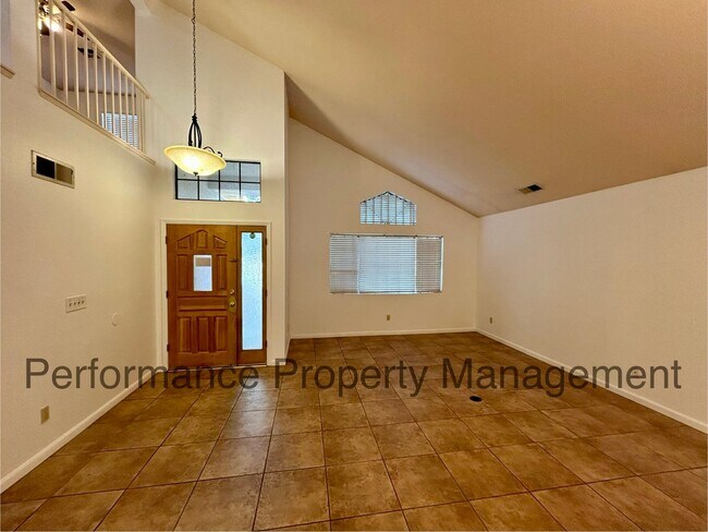 Building Photo - Stunning 4 Bed/3 Bath Home in The Oaks!