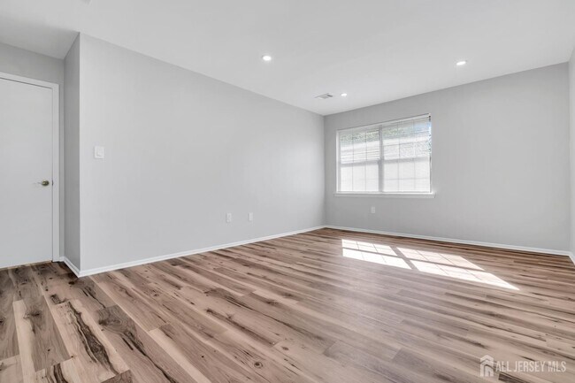 Building Photo - 812 Green Hollow Dr