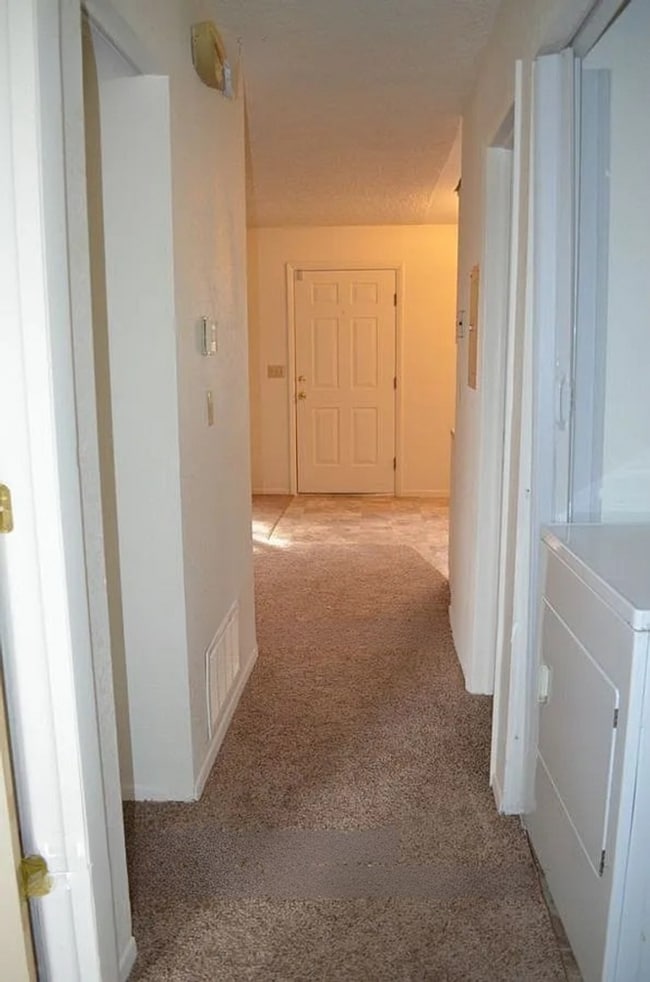 Building Photo - 2-bedroom apartment home on cul de sac!