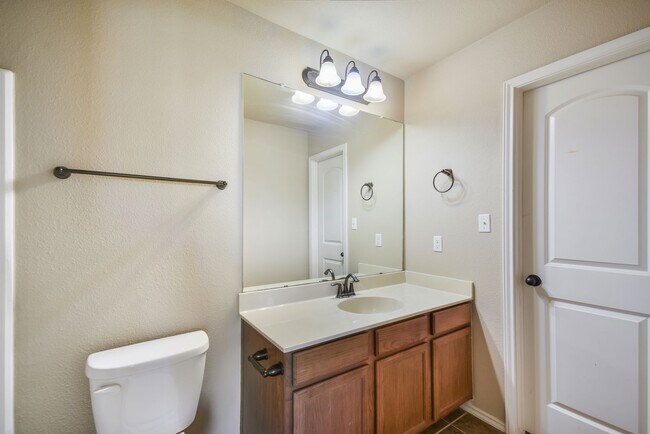 Building Photo - Nice 3 BEDROOM DUPLEX LOCATED IN HUTTO, TE...